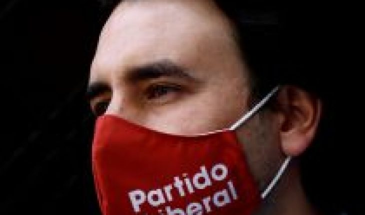 translated from Spanish: The dismemberment of the Broad Party Front continues: now the Liberal Party announces its departure from the conglomerate
