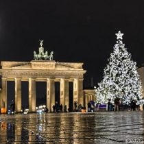 The world celebrates Christmas in confinement and restrictions