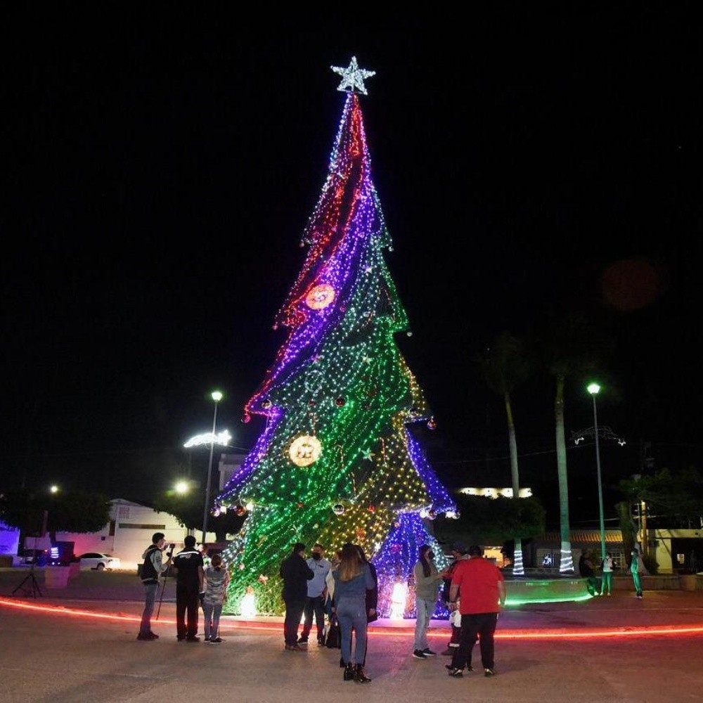 They light Christmas tree in Solidarity Square in Los Mochis