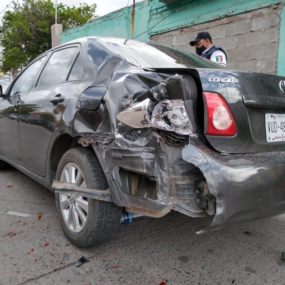 Van crashes in Lopez Mateos colony in Los Mochis