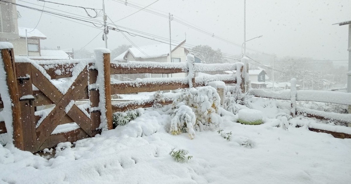Videos and images of spring snowfall in Ushuaia