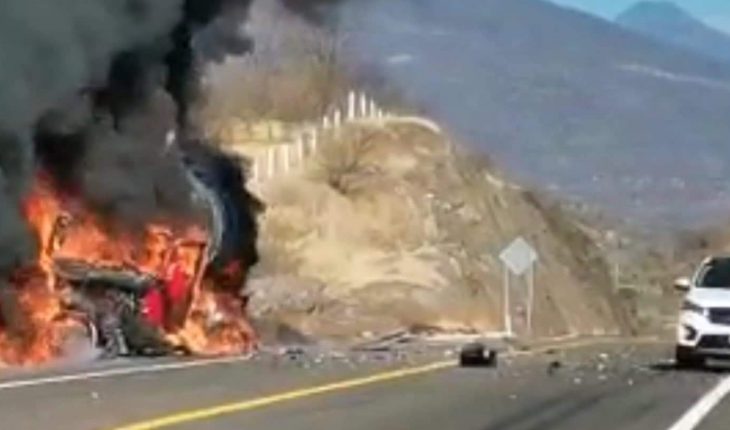 Arde tráiler de semirremolque en la autopista “Siglo XXI”