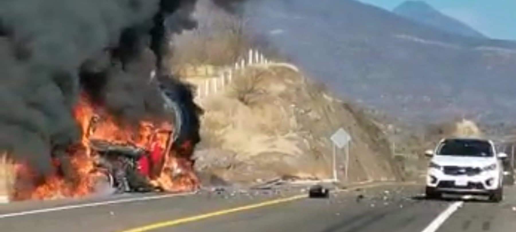 Arde tráiler de semirremolque en la autopista "Siglo XXI"