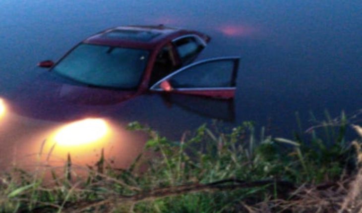 Cinco jóvenes caen a canal en un auto en Ahome, Sinaloa