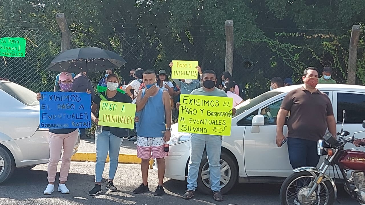Maestros protestan en visita de AMLO en Lázaro Cárdenas