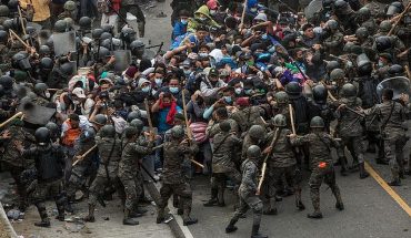 Policías y militares de Guatemala reprimen violentamente migrantes hondureños que iban rumbo a México