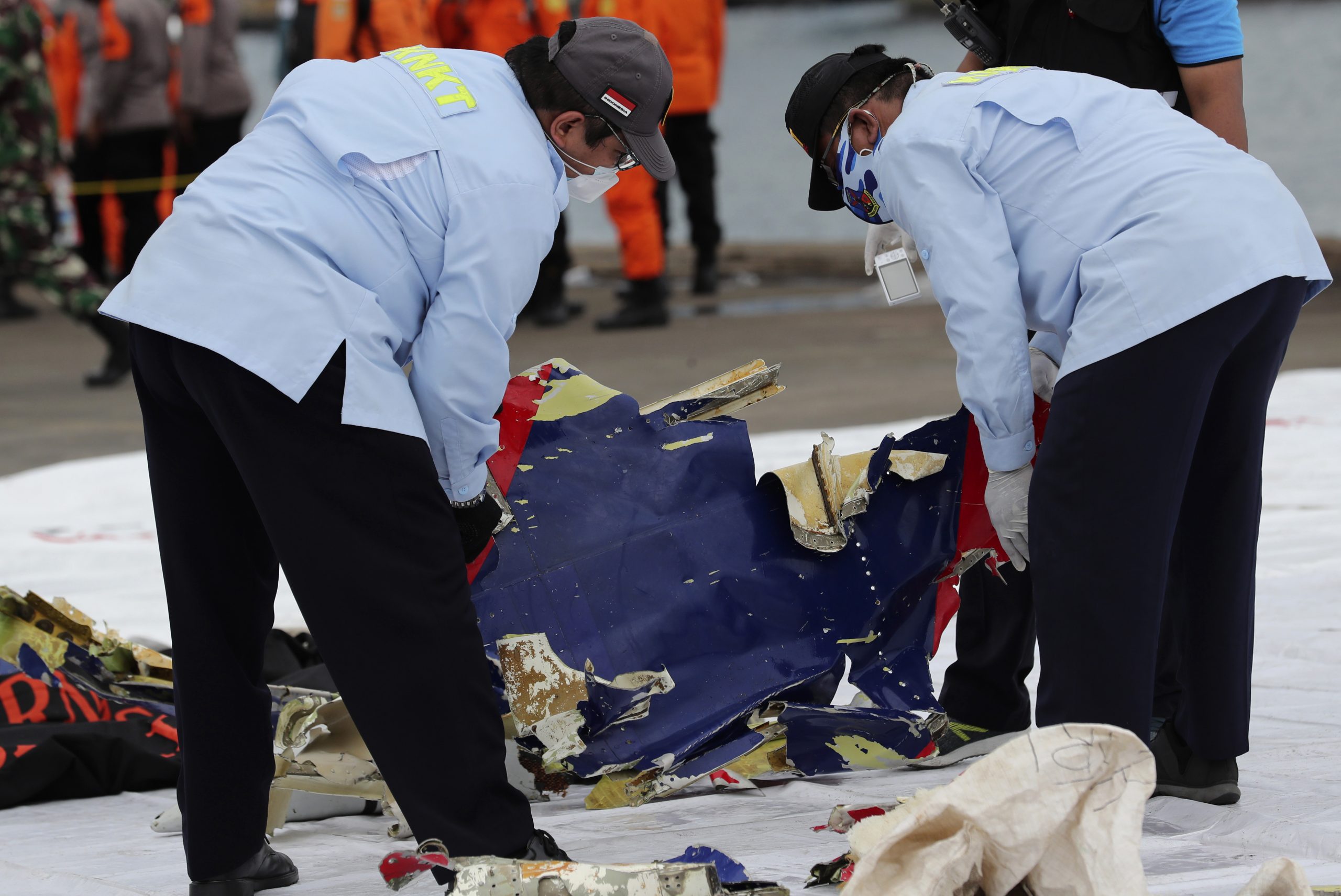 Recuperan "caja negra" del avión estrellado en Indonesia
