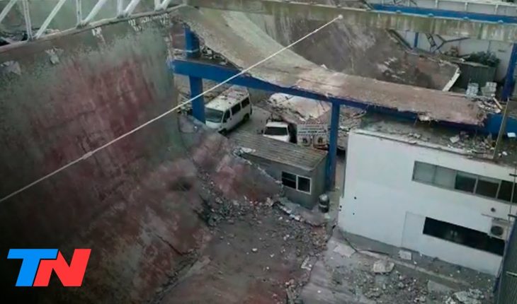 Video: Impactante derrumbe en un depósito en Mar del Plata: 40 autos quedaron completamente aplastados