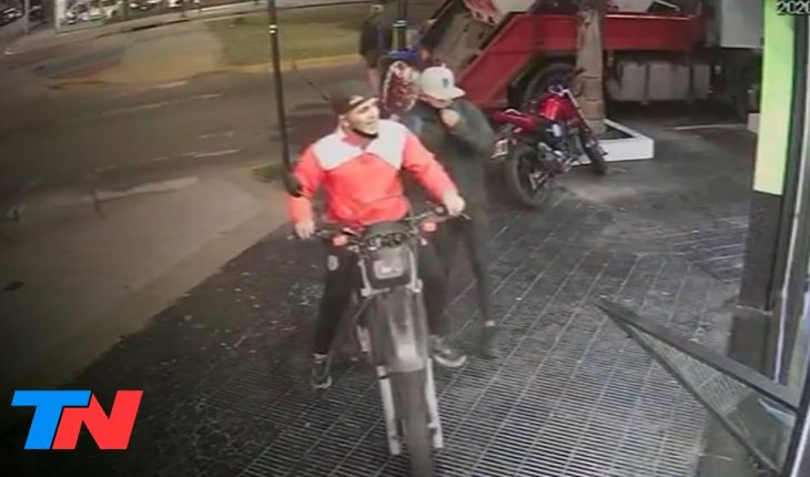 Video: Motochorros se metieron en un local y se llevaron la caja registradora