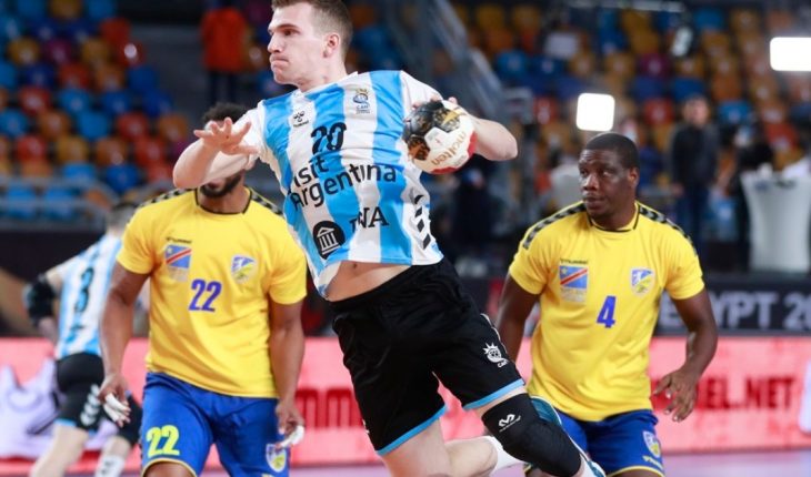 translated from Spanish: Argentina beat Congo on its debut at the 2021 Egyptian World Cup handball