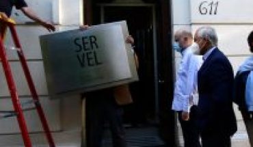 translated from Spanish: Negotiations on the edge of the closure in the Servel: right and opposition divided into registration of candidates for mayors and governors