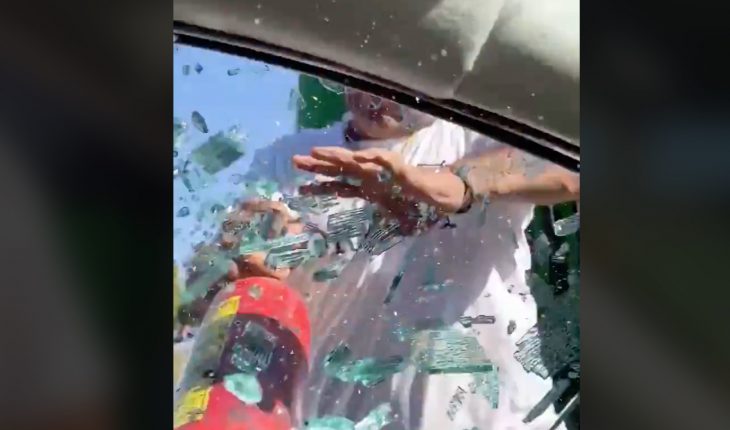 translated from Spanish: Throw the trash out the window in Zapopan, they claim and break the glass to a motorist (video)