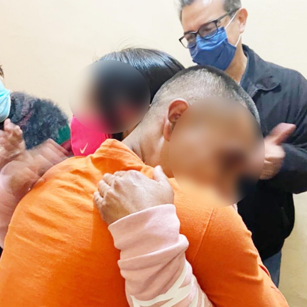 Young man reunions with his family after 20 years of leaving Chihuahua