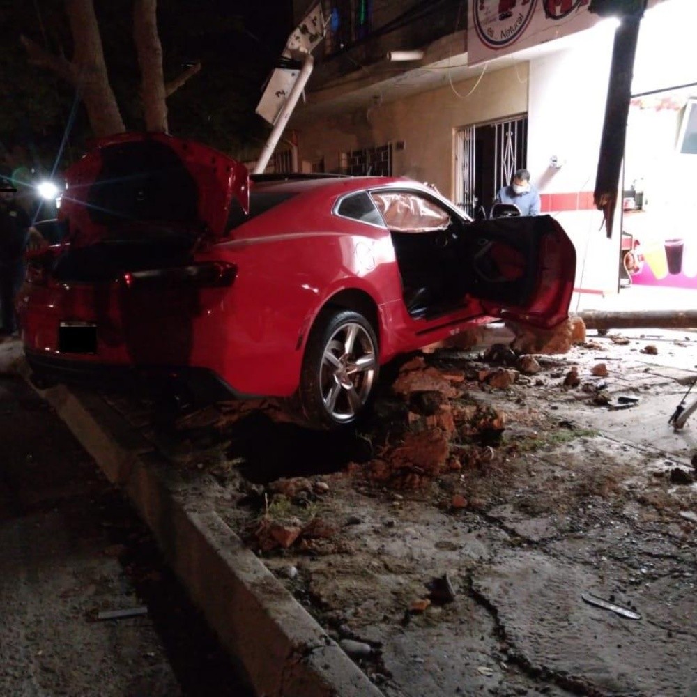 Automovilista choca en Los Mochis y derriba un poste