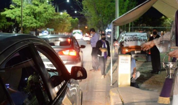 Católicos reciben ceniza desde sus carros en Culiacán