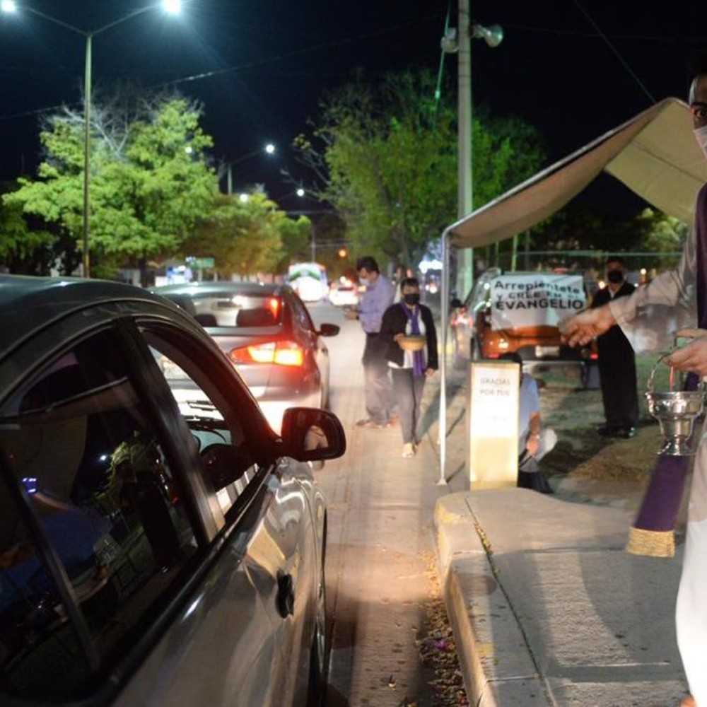 Católicos reciben ceniza desde sus carros en Culiacán