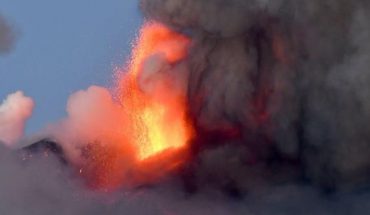Entra en erupción el Volcán Etna en Italia
