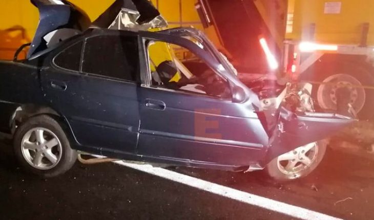 Mueren cuatro personas en choque de auto compacto contra camión nodriza en Arteaga