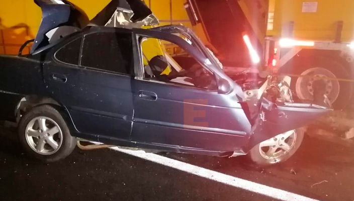 Mueren cuatro personas en choque de auto compacto contra camión nodriza en Arteaga