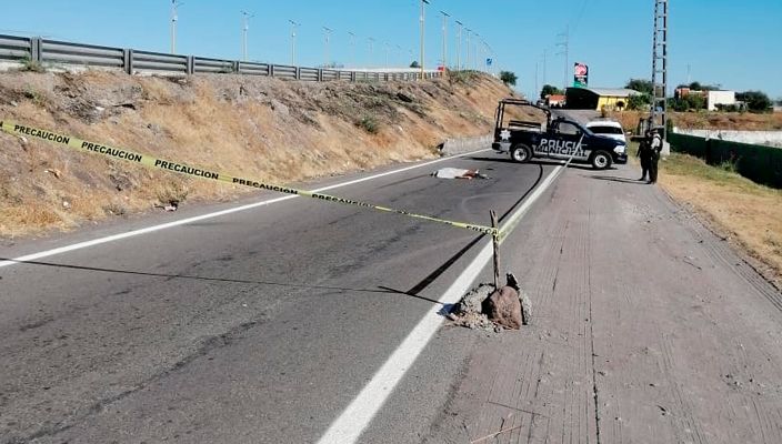 Tiran cadáver baleado en la carretera Apatzingán-Cuatro Caminos