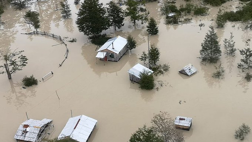 [VIDEO] Impactantes imágenes dejó desborde del río Huemules que inundó la localidad de Tortel