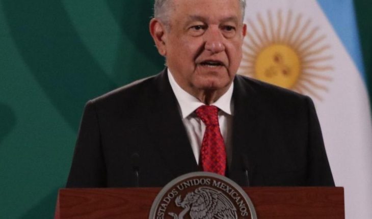 translated from Spanish: AMLO reads the card to Sheinbaum and Pavlovich elections