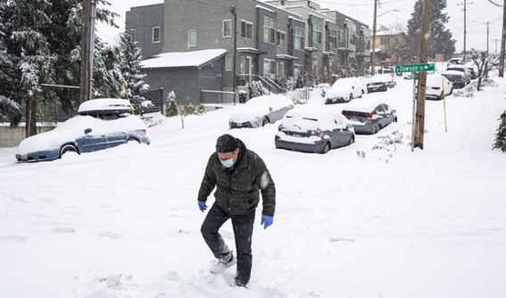 translated from Spanish: Intense winter storm leaves northwestern U.S. without electricity.