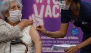 translated from Spanish: Vaccination process: Minsal to include two risk groups as of March 1