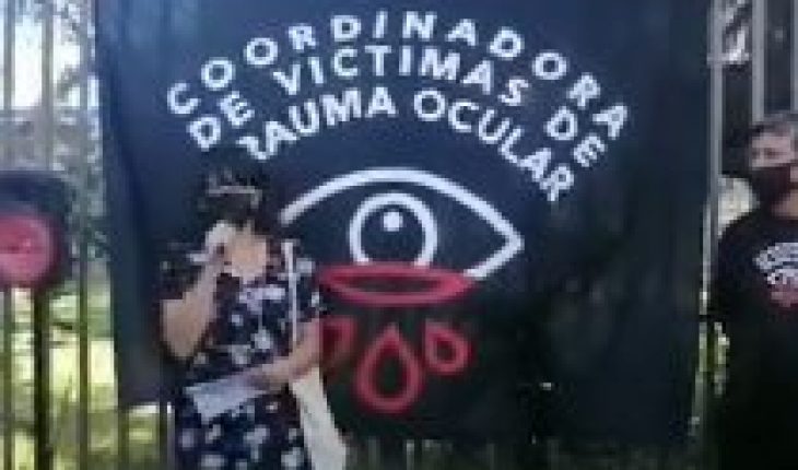 translated from Spanish: Victims of eye trauma show support for injured teacher during demonstration in Plaza Italia