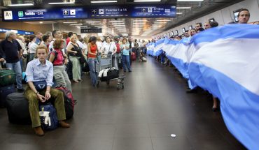 44 jóvenes argentinos dan positivo a COVID-19 tras viajar a Cancún