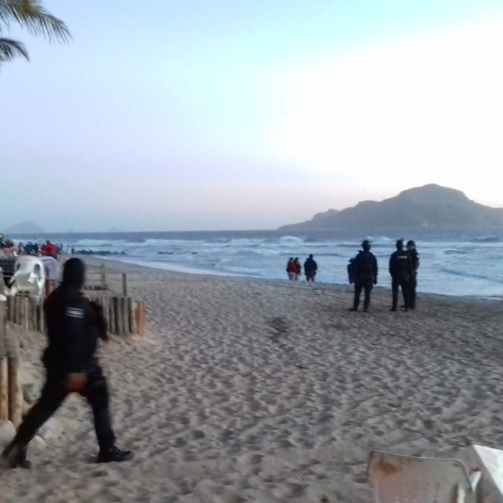 Aficionados de Chivas protagonizan riña en playa de Mazatlán