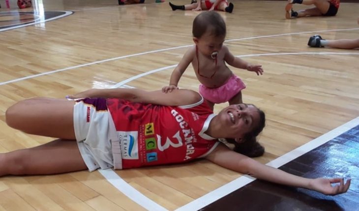 Antonella González, la jugadora de básquet que amamantó a su hija en pleno partido