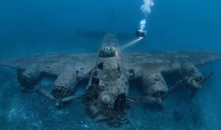 Buzo logró fotografiar un avión de la Segunda Guerra Mundial en el fondo del mar