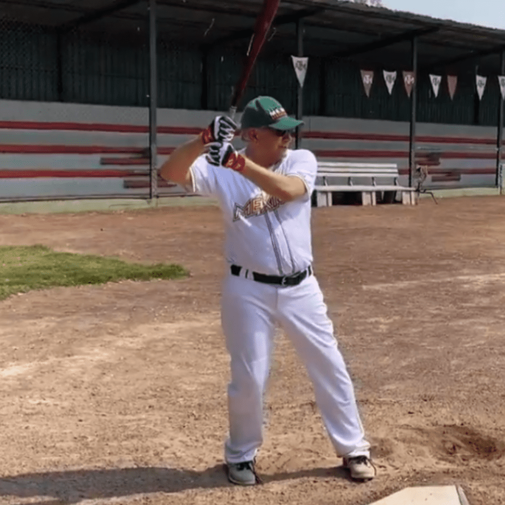 Captan a Andrés Manuel López Obrador practicando béisbol