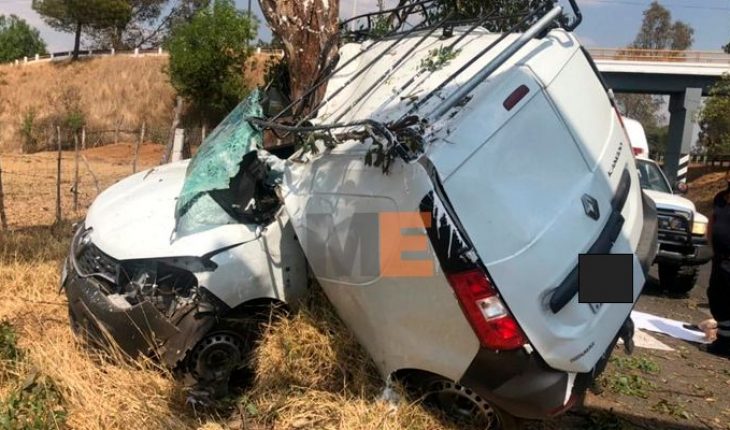 Choque de camioneta contra árbol deja 2 muertos en el municipio de Huiramba, Michoacán