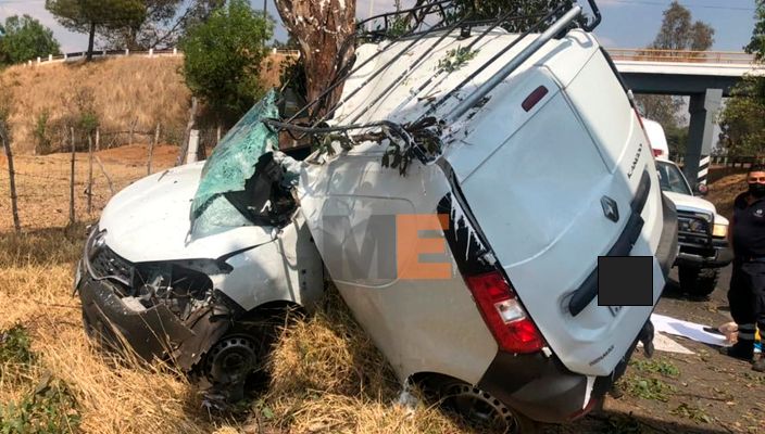 Choque de camioneta contra árbol deja 2 muertos en el municipio de Huiramba, Michoacán