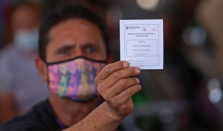 Detienen a funcionarios en Jalisco por meter a familiares a fila de vacuna