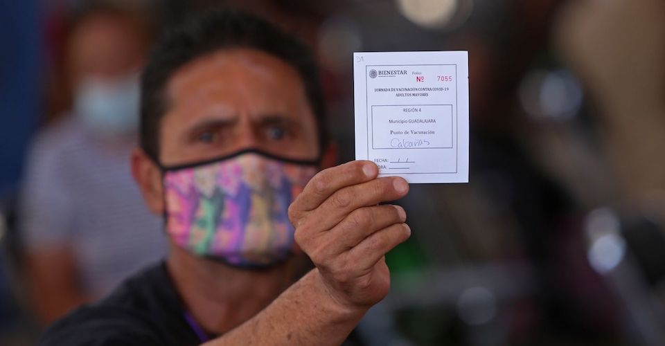 Detienen a funcionarios en Jalisco por meter a familiares a fila de vacuna