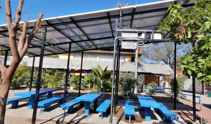 Empresa particular apoya con donación de paneles solares para escuela en Apatzingán