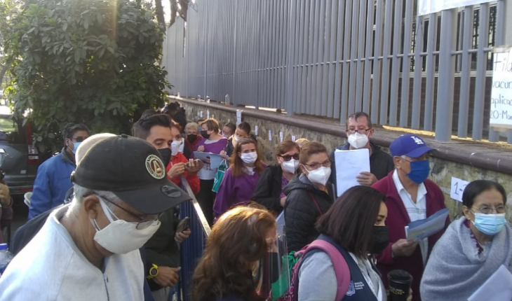 Entre largas filas y desesperación esperan alcanzar vacunas en Jalisco