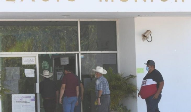 Funcionarios del Ayuntamiento de Angostura solicitan licencia