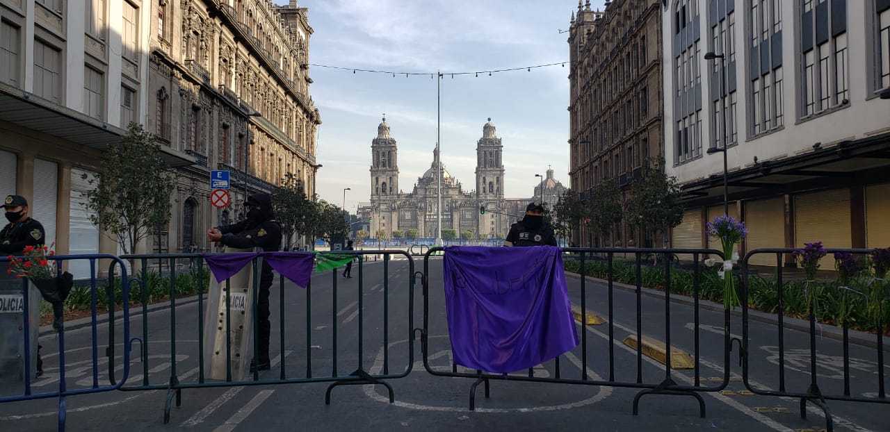 Gobierno coloca más vallas en accesos al Zócalo previo a marcha del 8M