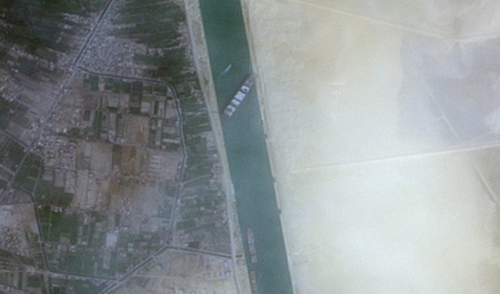 Insólito: un buque encalló y bloquea el comercio en el Canal de Suez