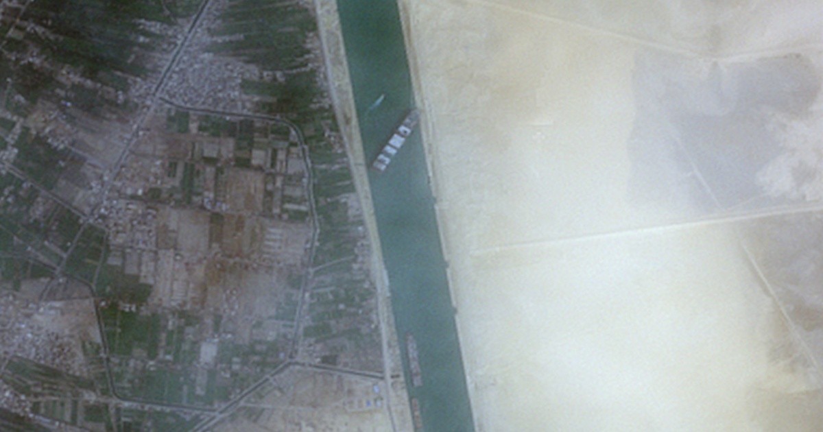Insólito: un buque encalló y bloquea el comercio en el Canal de Suez