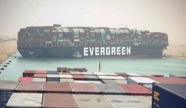 Lograron reflotar parcialmente el buque que bloquea el Canal de Suez