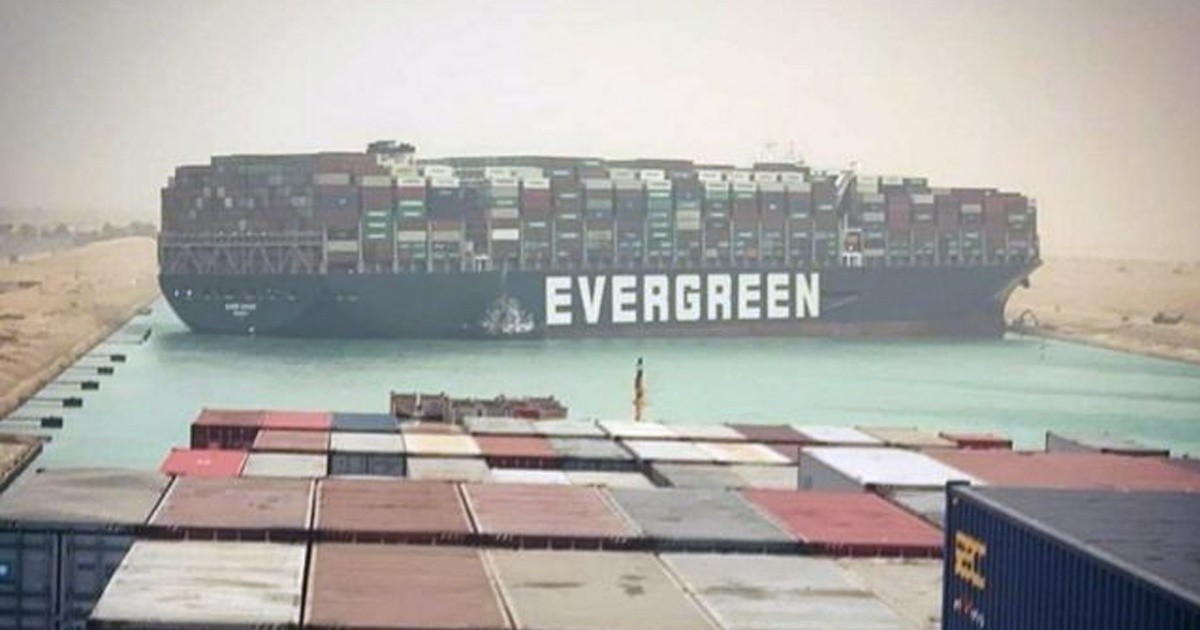 Lograron reflotar parcialmente el buque que bloquea el Canal de Suez