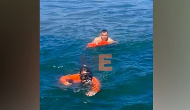 Marinos salvan la vida de dos bañistas en peligro de ahogarse en Lázaro Cárdenas