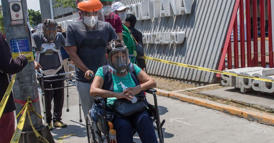 México suma ocho semanas de reducción en casos de COVID