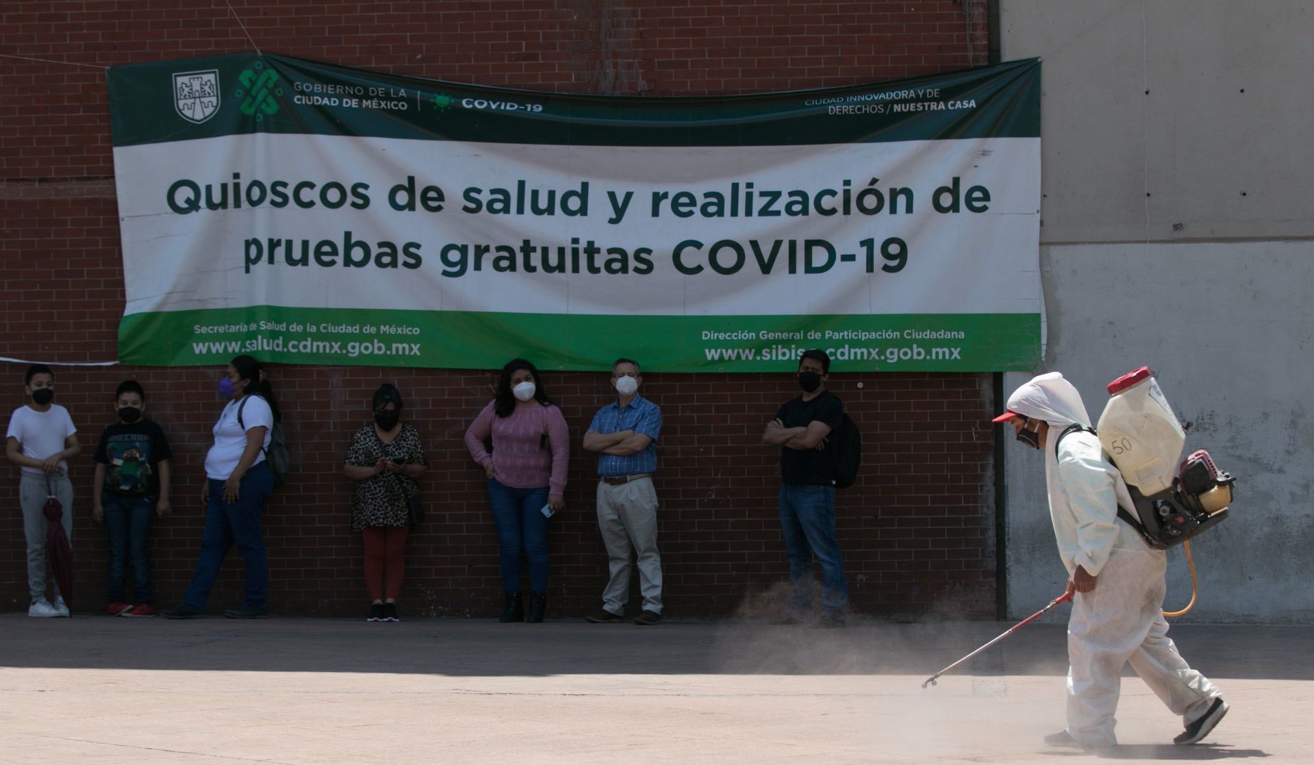 México supera 196 mil muertes COVID; van casi 5 millones de vacunas