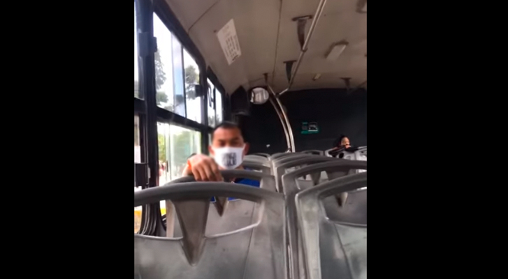 Mujer confronta a hombre que la estaba grabando en un camión de Cancún (Video)